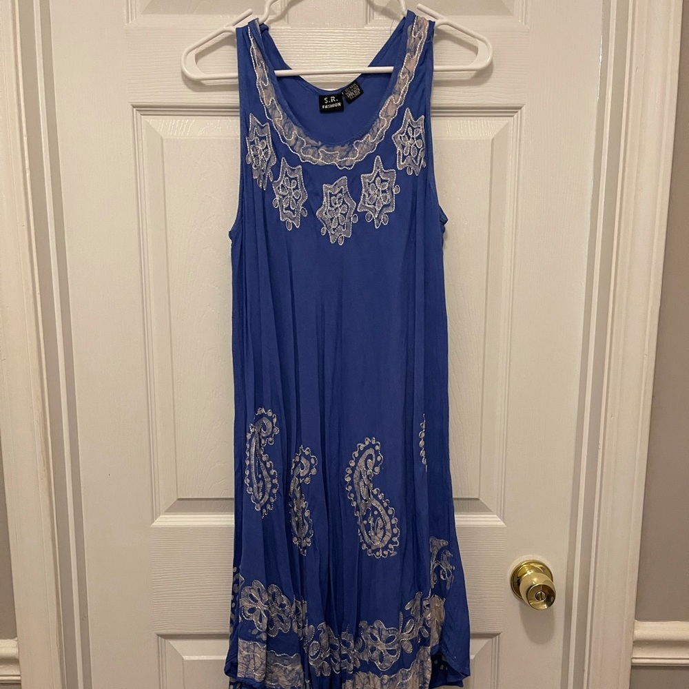 ⬇️ Embroidered Shift Dress - Picture 2 of 5